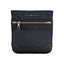Sac bandoulière bleu marine Tommy Hilfiger, détails contrastés, poche zippée et sangle réglable.