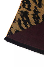 Écharpe pour homme Cavalli Class en laine marron, motif animalier beige et noir, bordure bordeaux.