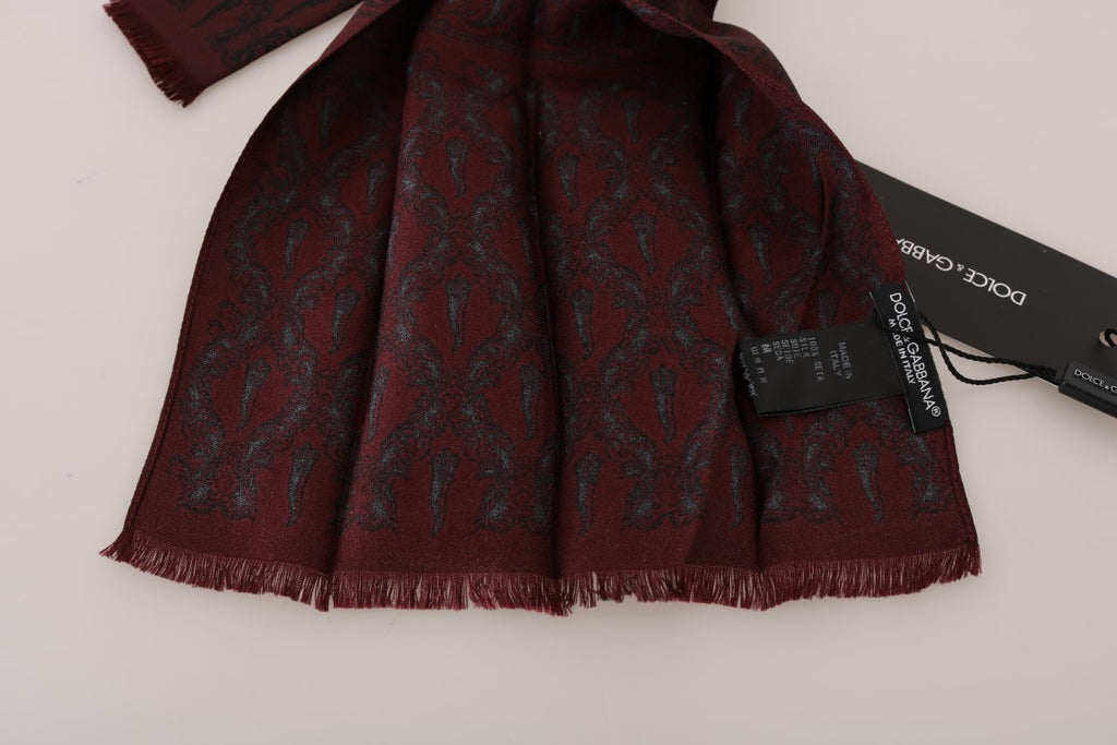Dolce & Gabbana foulard en soie bordeaux, motif couronne-piment, 140x25 cm, étiquettes incluses.
