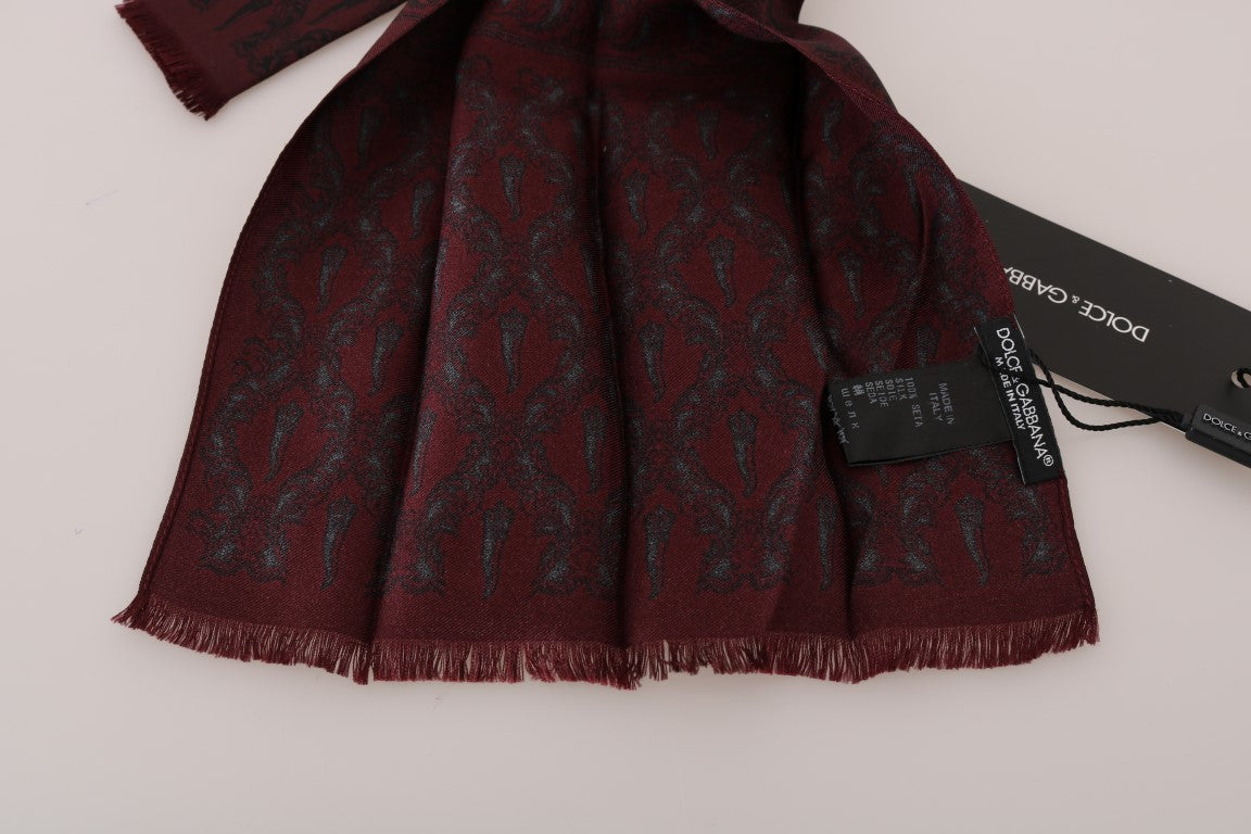 Dolce & Gabbana foulard en soie bordeaux, motif couronne-piment, 140x25 cm, étiquettes incluses.
