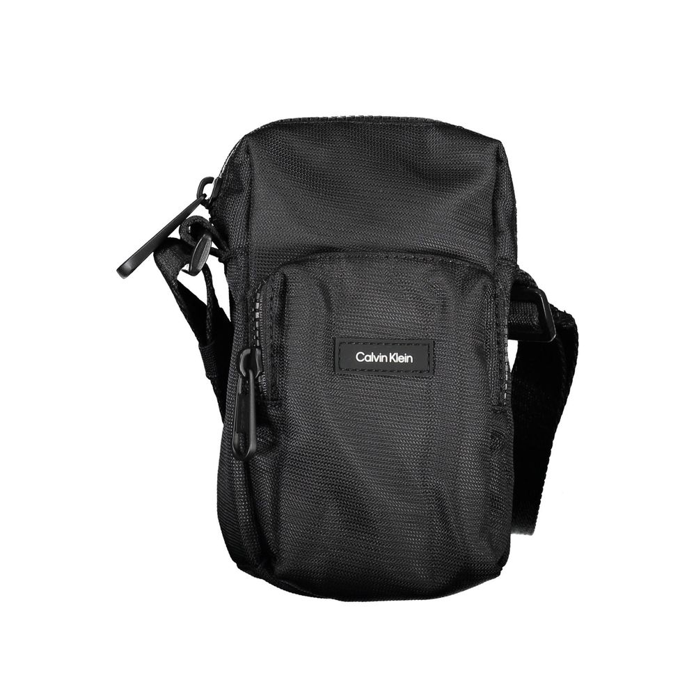 Sacoche bandoulière noire Calvin Klein avec poche frontale et sangle ajustable.