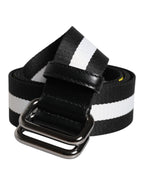 Ceinture nylon rayée noir et blanc avec boucle métallique argentée à double anneau et passant noir.