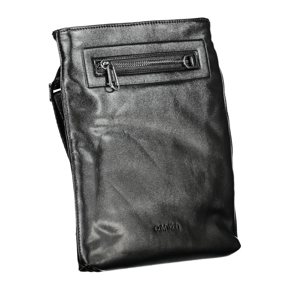 Sac à bandoulière noir Calvin Klein Sleek, ajustable, 50% polyester recyclé, détails contrastants et poche zippée.