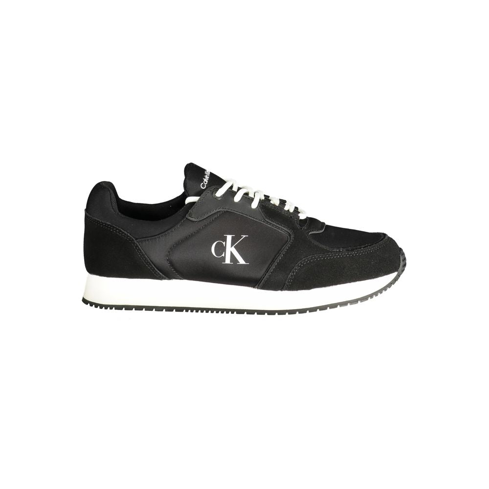 Calvin Klein sneaker noir pour homme avec logo CK sur le flanc et semelle blanche.