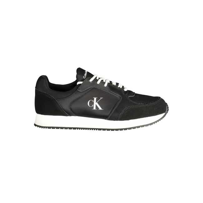 Calvin Klein sneaker noir pour homme avec logo CK sur le flanc et semelle blanche. Hover Image