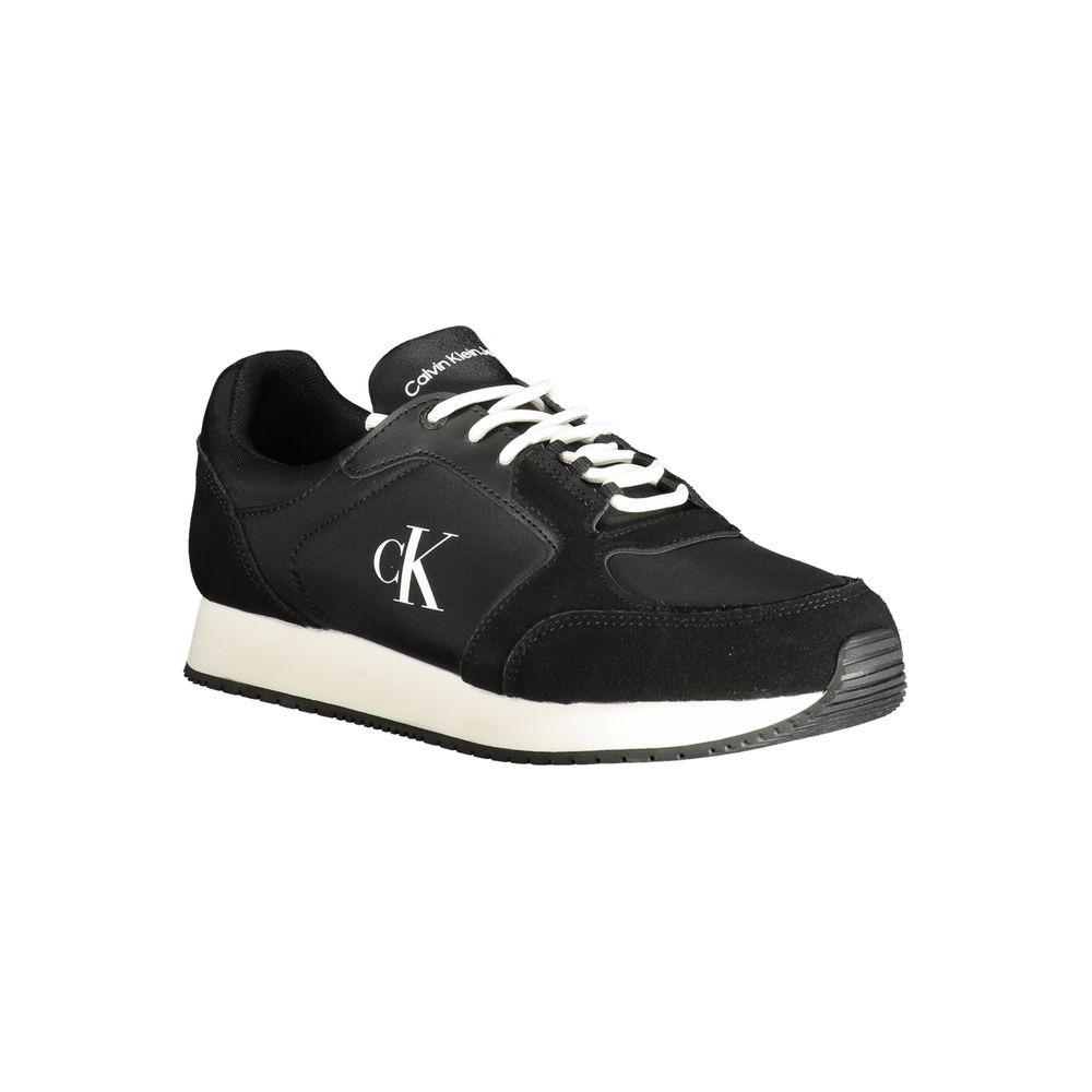 Sneaker noir Calvin Klein pour homme, lacets blancs, semelle blanche et logo CK sur le côté.