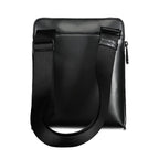 Sac bandoulière noir Calvin Klein en polyester recyclé, sangle réglable, fermeture ZIP, détails contrastants et logo.