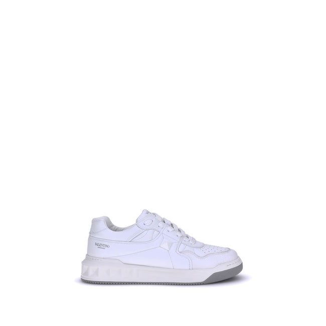Valentino Garavani Bos Taurus Baskets Basses En Cuir Veau Blanc Modèle Maxi Stud Hover Image