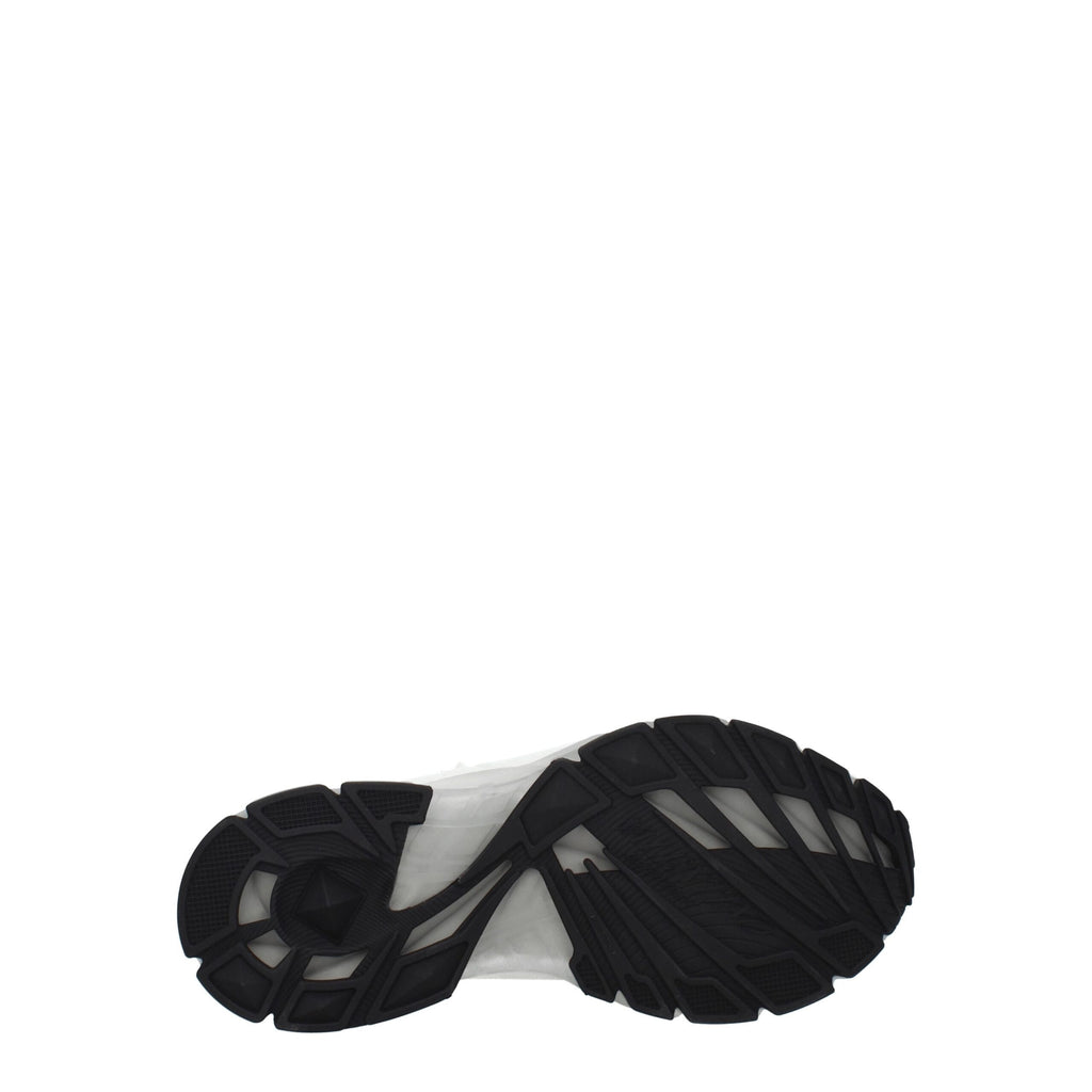 Semelle extérieure noire d’une sneaker en tissu blanc, style casual à lacets.